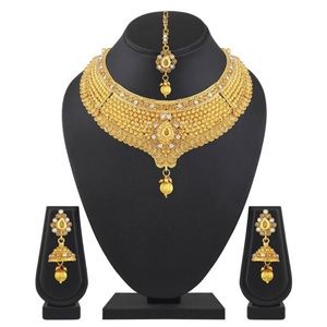 Gold diamond necklace-sets.